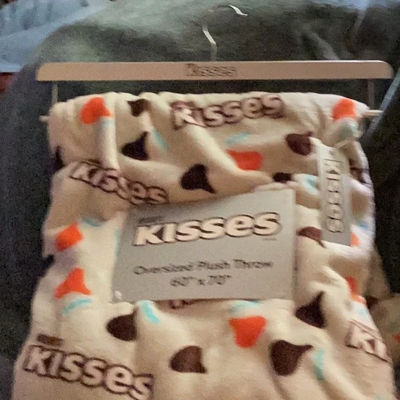 NWT Hershey Kisses Oversized Plush Throw 
Brand New With Tags 60”X 70” - Picture 3 of 8